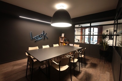 極簡(jiǎn)的黑白組合 探秘VXLAB辦公空間的設(shè)計(jì)哲學(xué)與技術(shù)實(shí)踐